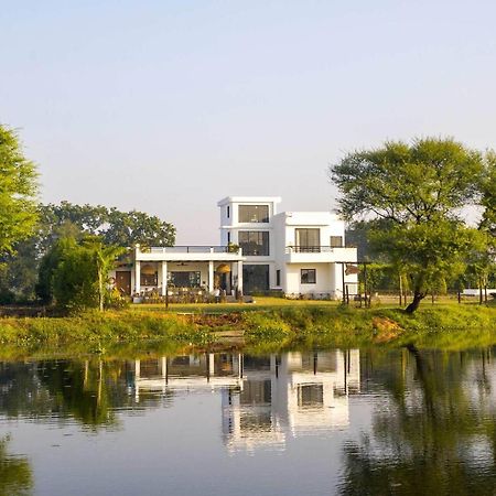 Stayvista At Lotus By The Lake With Pool, Bbq & Lawn 인도르 외부 사진