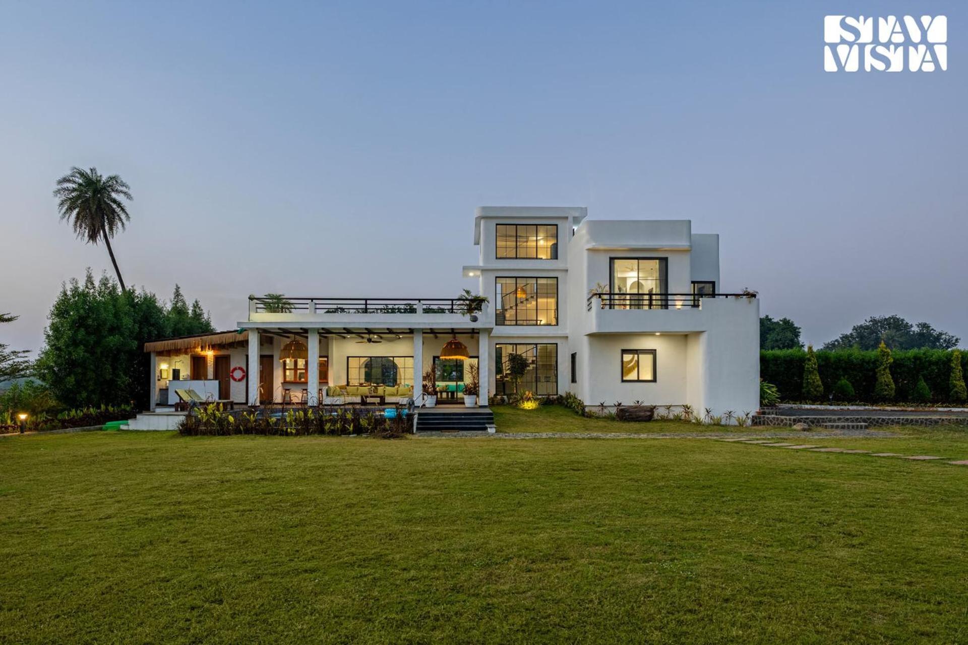 Stayvista At Lotus By The Lake With Pool, Bbq & Lawn 인도르 외부 사진