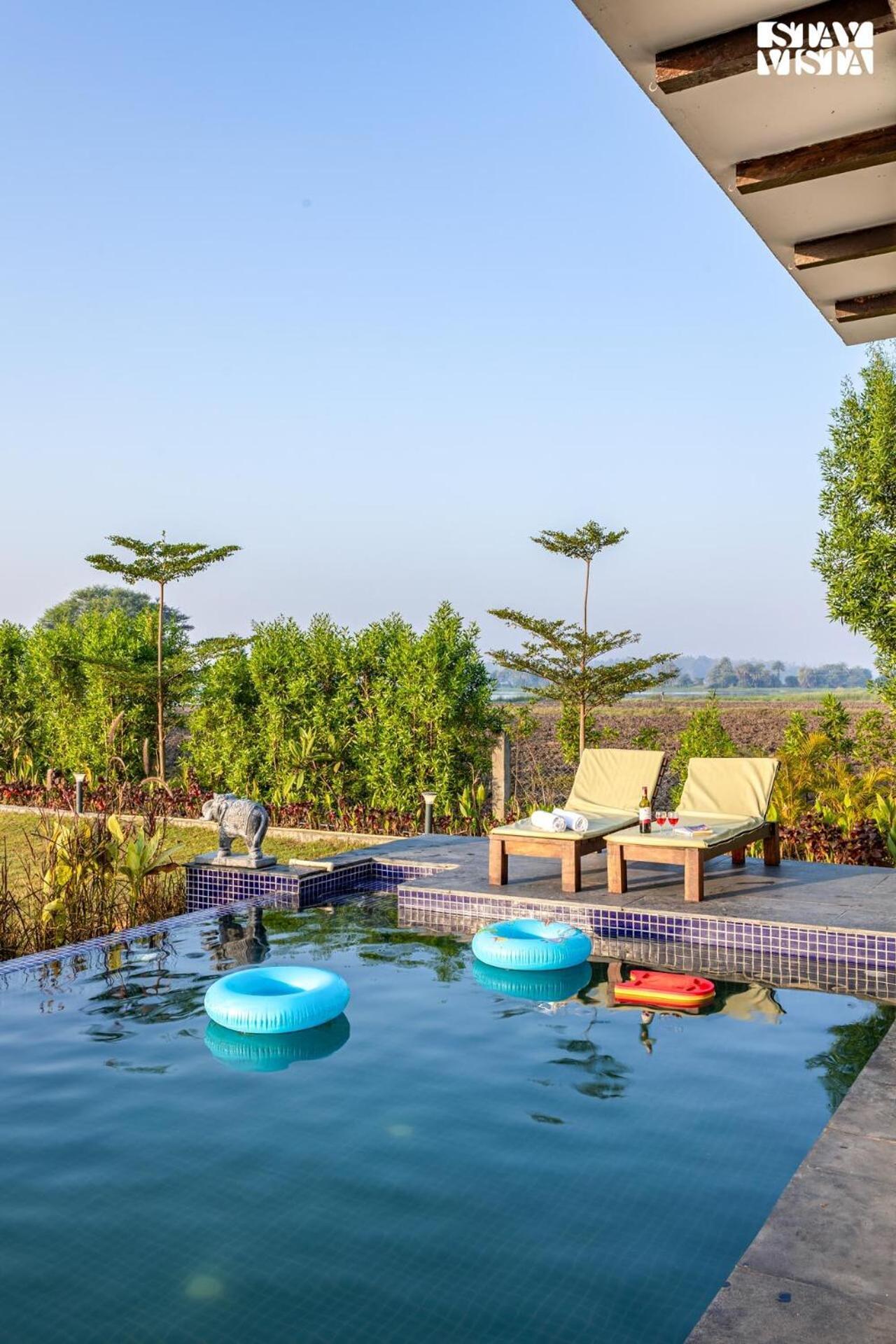 Stayvista At Lotus By The Lake With Pool, Bbq & Lawn 인도르 외부 사진