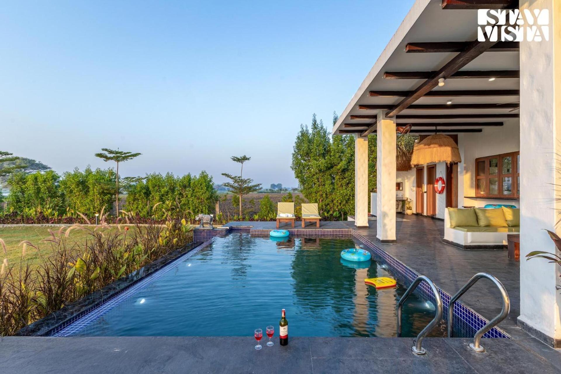 Stayvista At Lotus By The Lake With Pool, Bbq & Lawn 인도르 외부 사진
