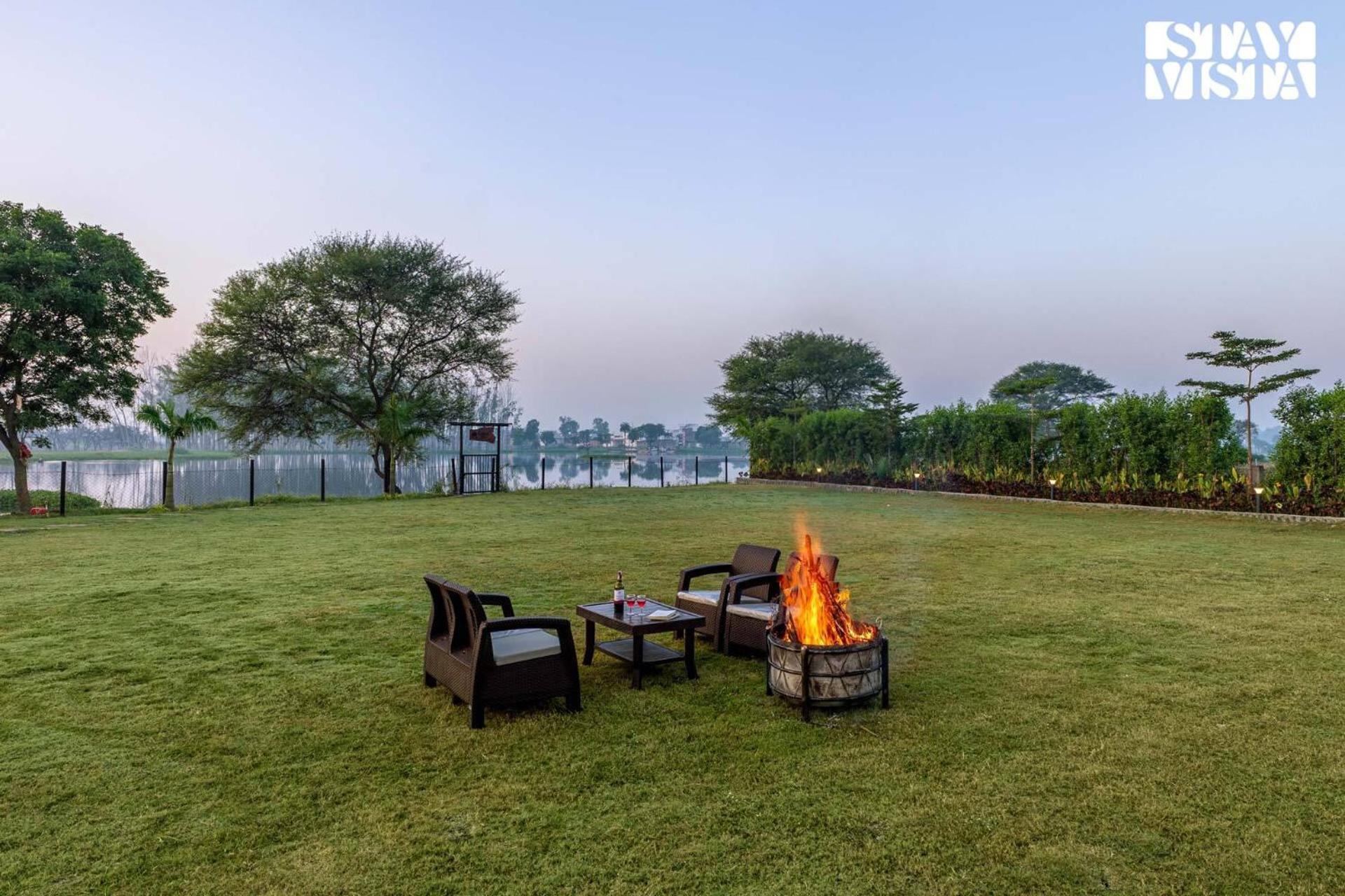 Stayvista At Lotus By The Lake With Pool, Bbq & Lawn 인도르 외부 사진