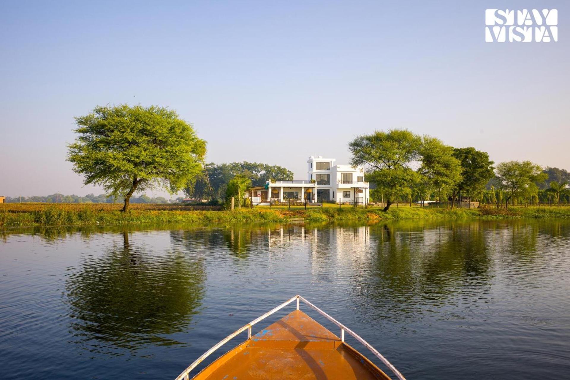 Stayvista At Lotus By The Lake With Pool, Bbq & Lawn 인도르 외부 사진