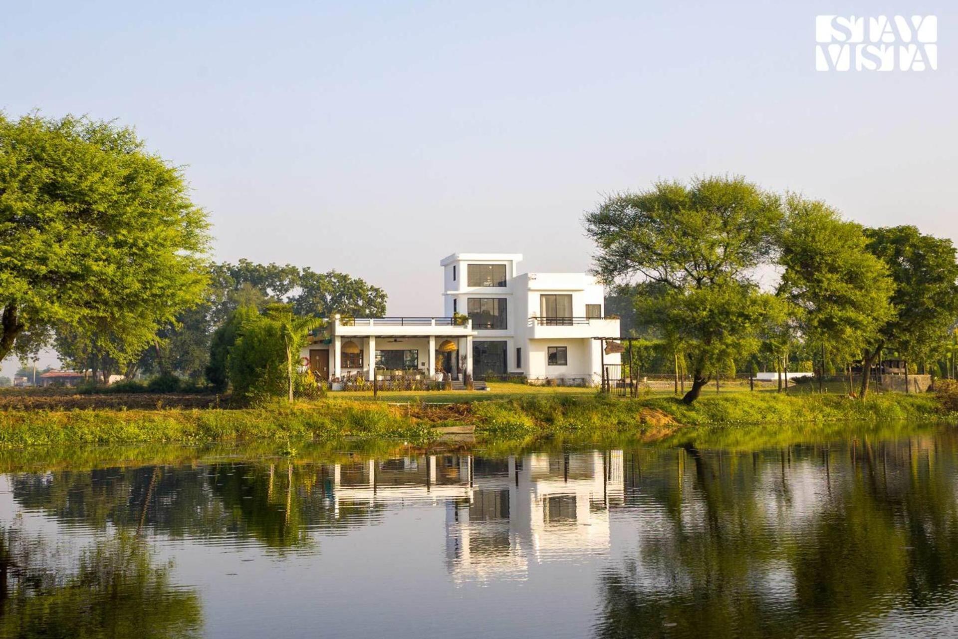 Stayvista At Lotus By The Lake With Pool, Bbq & Lawn 인도르 외부 사진