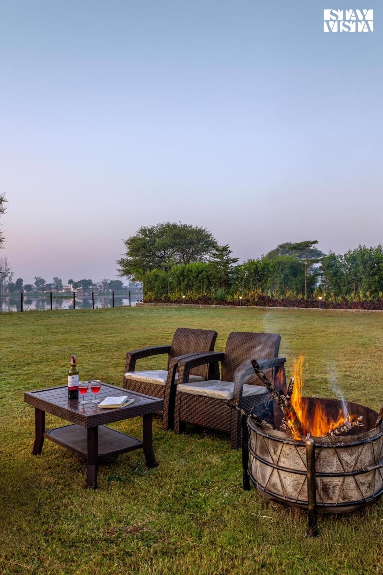 Stayvista At Lotus By The Lake With Pool, Bbq & Lawn 인도르 외부 사진